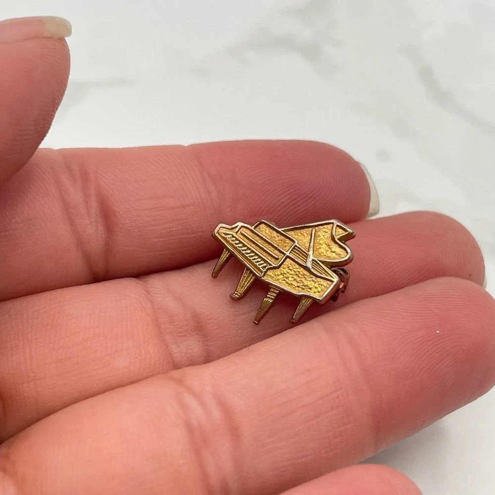 Vintage Grand Piano Brooch Pin Gold Tone Music Instrument Novelty Mini Lapel Y2K